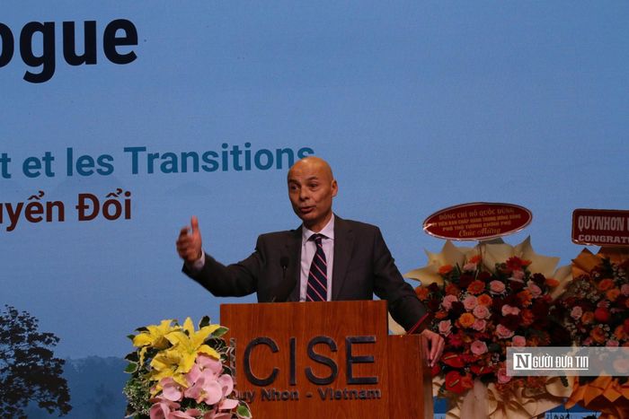 Ngài Didier Le Bret, Đại sứ đặc mệnh toàn quyền Cộng hòa Pháp tại Việt Nam tại phiên khai mạc Đối thoại Quy Nhơn.