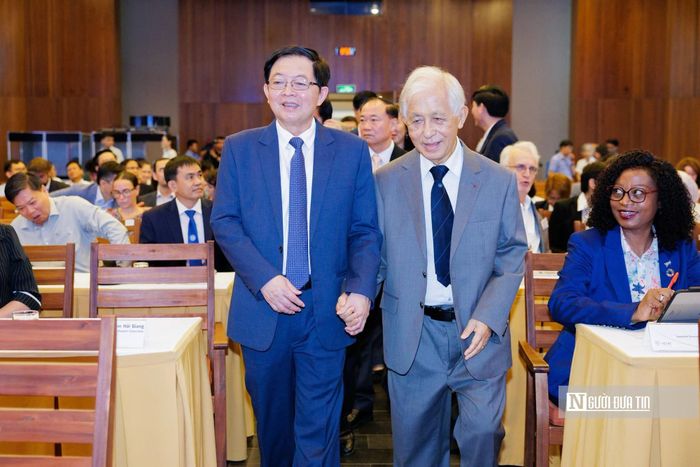 Phó Thủ tướng Hồ Quốc Dũng cùng GS. Trần Thanh Vân bên lề khai mạc "Đối thoại Quy Nhơn về khí hậu và chuyển đổi". Ảnh:ICISE