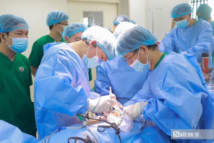 Ê-kíp thực hiện 2 ca ghép.
