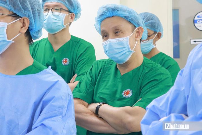 GS.TS Phạm Như Hiệp, Giám đốc BVTW Huế trực tiếp hỗ trợ trong phòng mổ.