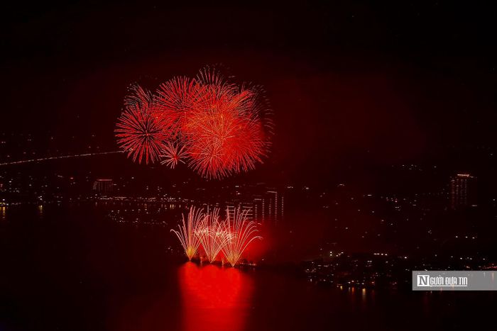 Màn pháo hoa rực sáng trên bầu trời khu vực hồ Tây kéo dài 15 phút.