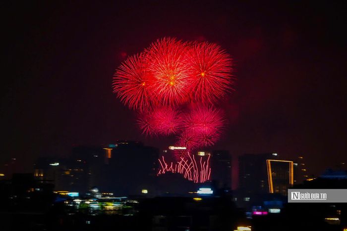 Màn pháo hoa rực rỡ trên bầu trời khu vực phường Hoàn Kiếm.