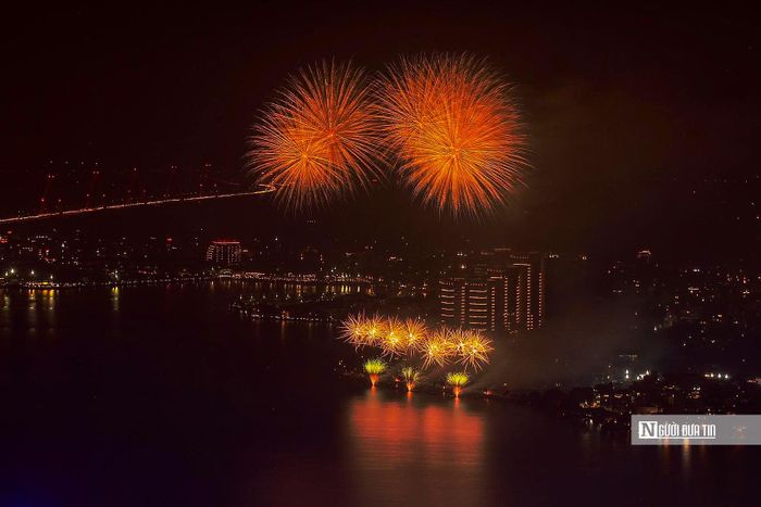 Trong ảnh là màn pháo hoa tại khu vực hồ Tây nhân kỷ niệm 72 năm Ngày Giải phóng Thủ đô. 