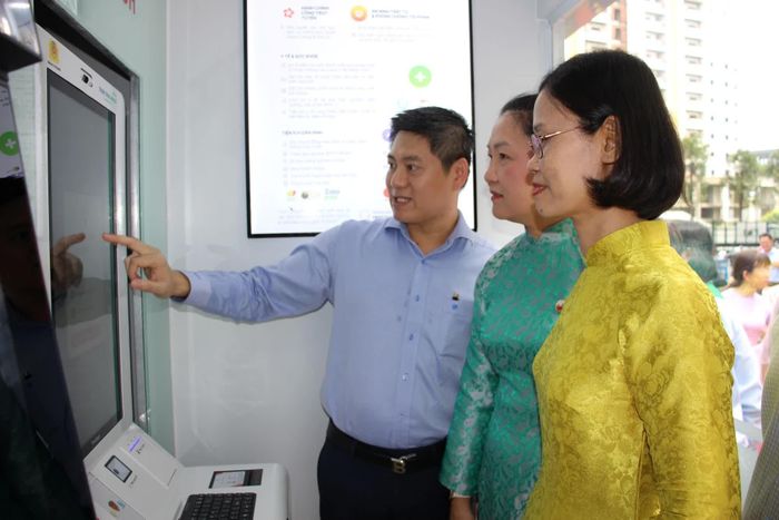 Lãnh đạo phường Linh Xuân tham quan Trạm Công dân số.