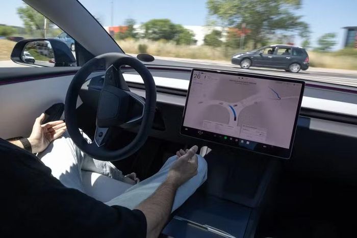 Một tài xế thử nghiệm hệ thống hỗ trợ lái của Tesla tại Tây Ban Nha. Ảnh: Getty.