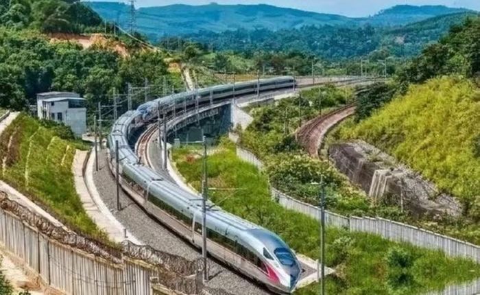 Chi phí xây dựng cho một km đường sắt ở vùng núi lên tới hàng chục triệu nhân dân tệ. Ảnh: Creaders.