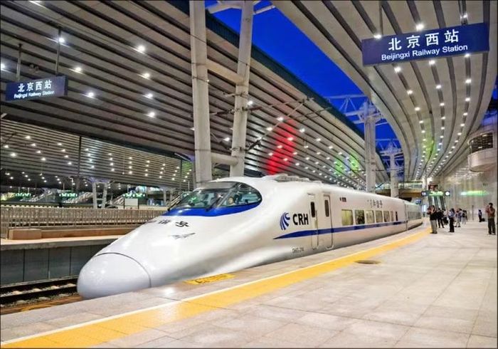 Lượng hành khách đi tàu cao tốc ít do giá vé cao cũng là một nguyên nhân khiến hoạt động kinh doanh thua lỗ. Ảnh: Sohu.
