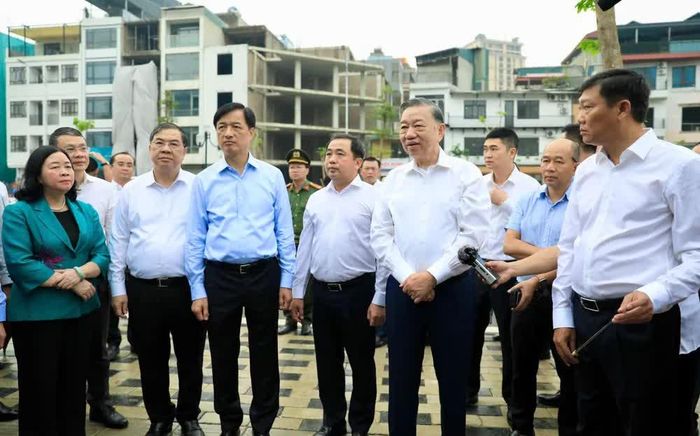 Tổng Bí thư, Chủ tịch nước Tô Lâm cùng đoàn công tác kiểm tra tiến độ thi công Dự án bãi đỗ xe, cây xanh thuộc khu vực giữa đường Vành đai 1 và đường La Thành (phường Ô Chợ Dừa). Ảnh: QUANG THÁI