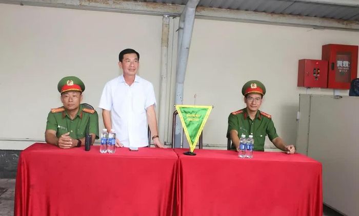  Đại diện Phòng Cảnh sát Phòng cháy chữa cháy và cứu nạn cứu hộ và Công ty TNHH MTV Xổ số kiến thiết Sóc Trăng tham gia diễn tập. 