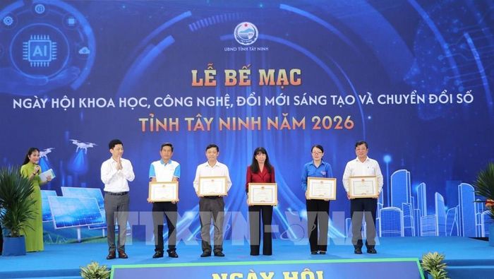 Đại diện các tập thể, cá nhân nhận Bằng khen của UBND tỉnh Tây Ninh vì có thành tích xuất sắc trong công tác tuyên truyền, vận động và tổ chức Hội thi Khởi nghiệp đổi mới sáng tạo năm 2026. Ảnh: Giang Phương - TTXVN