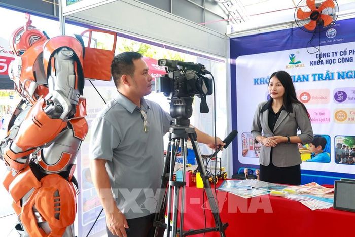 Đại diện các đơn vị trả lời phỏng vấn về ứng dụng khoa học, công nghệ và đổi mới sáng tạo trong giảng dạy. Ảnh: Giang Phương - TTXVN 