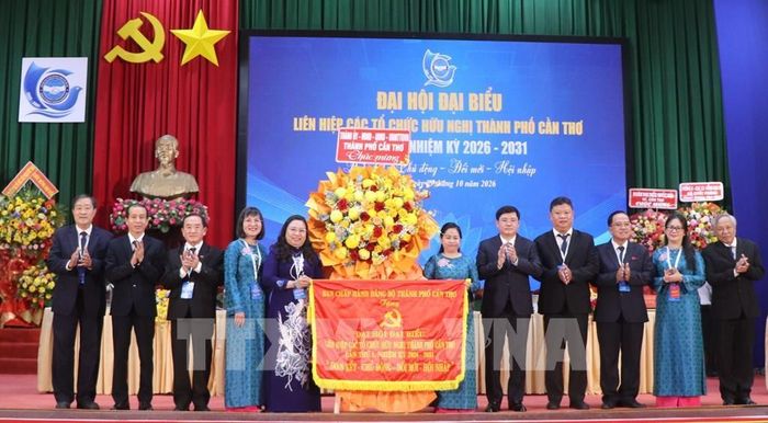 Ban Chấp hành Đảng bộ thành phố tặng hoa và cờ lưu niệm cho Đoàn chủ tịch. Ảnh: Nguyễn Hằng - TTXVN