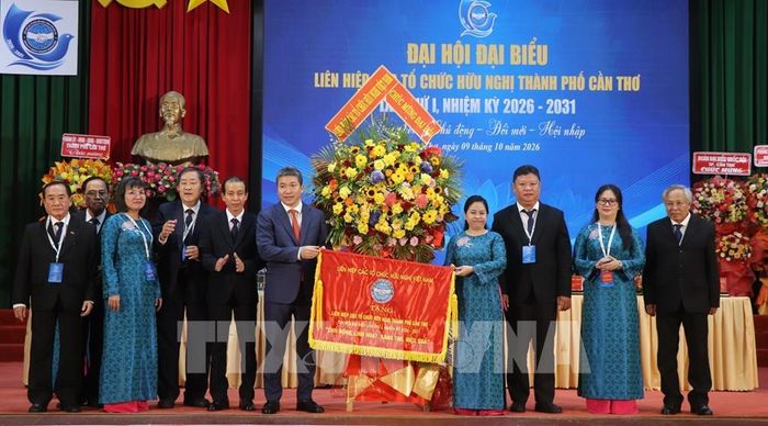 Đoàn Chủ tịch nhận cờ lưu niệm và hoa chúc mừng từ Lãnh đạo Liên hiệp các tổ chức hữu nghị Việt Nam. Ảnh: Nguyễn Hằng - TTXVN