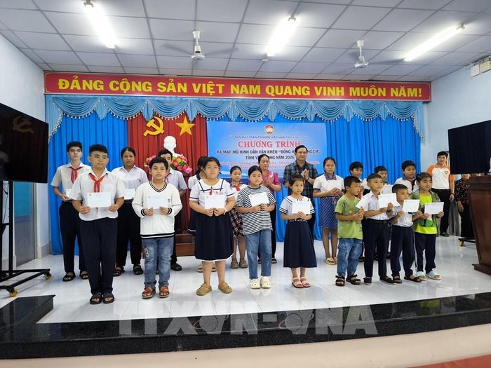 Trao kinh phí cho trẻ em tại chương trình. Ảnh: Huỳnh Phúc Hậu - TTXVN