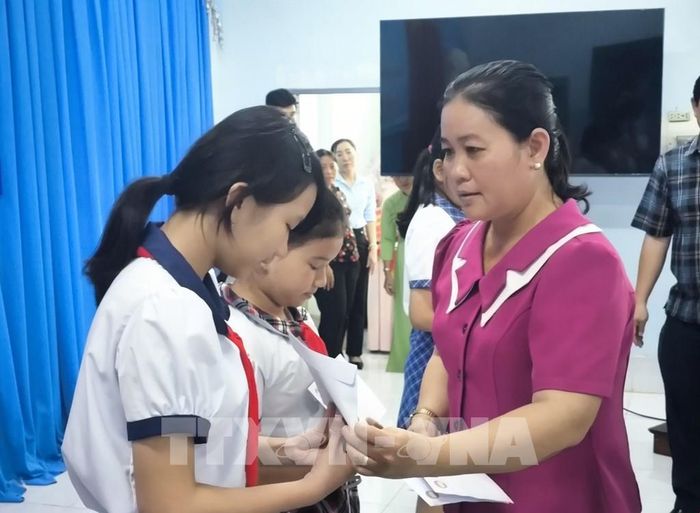 Trao kinh phí cho trẻ em tại chương trình. Ảnh: Huỳnh Phúc Hậu - TTXVN
