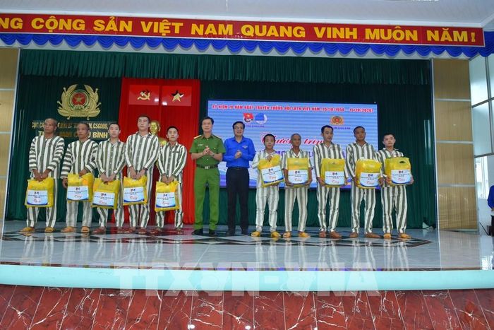 Trao quà động viên các phạm nhân có kết quả cải tạo tốt. Ảnh: Huỳnh Phúc Hậu - TTXVN