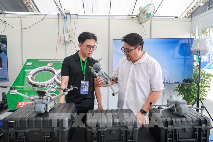 Các thiết bị bay không người lái hỗ trợ giám sát tài nguyên, môi trường và phục vụ công tác quản lý tại địa phương. Ảnh: Giang Phương - TTXVN