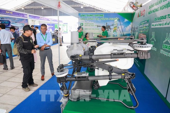 Phương tiện bay không người lái được ứng dụng trong lĩnh vực nông nghiệp, góp phần nâng cao hiệu quả sản xuất. Ảnh: Giang Phương - TTXVN