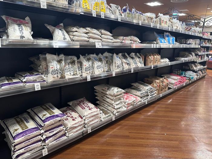 Gạo ăn bày bán tại siêu thị Nhật Bản hầu hết là gạo nội địa. Ảnh: Nguyễn Tuyến - Pv TTXVN tại Nhật Bản
