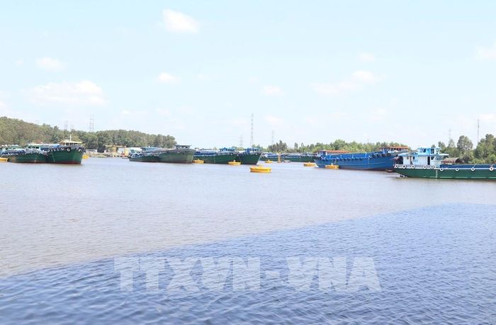 Giao thông đường thủy kết nối với Khu công nghiệp Khánh An. Ảnh: Tuấn Phi - TTXVN