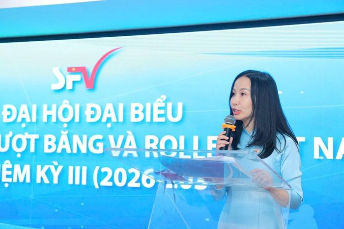 Bà Trịnh Thị Trang, Tổng thư ký Liên đoàn Trượt băng và Roller Việt Nam phát biểu.
