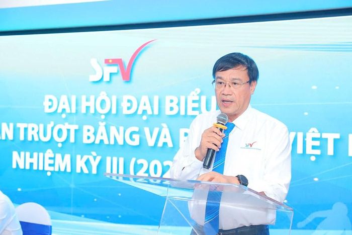 PGS.TS Đặng Hà Việt - Chủ tịch Liên đoàn Trượt băng và Roller Việt Nam phát biểu tại Đại hội.