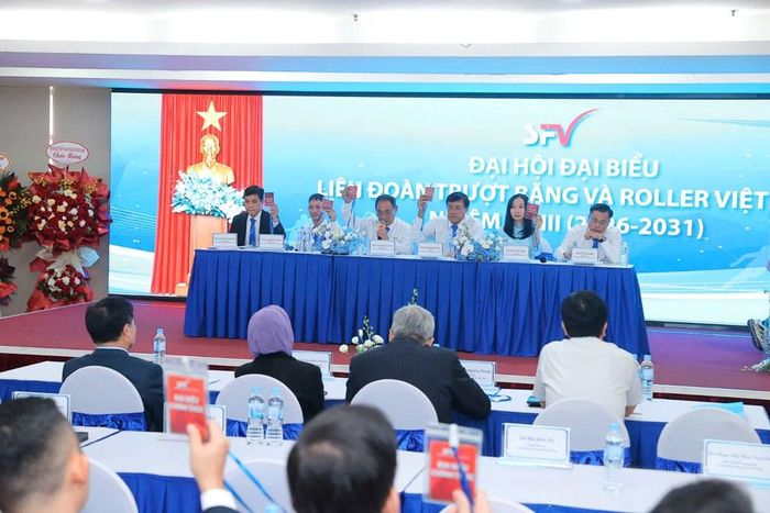 Các đại biểu tiến hành biểu quyết.