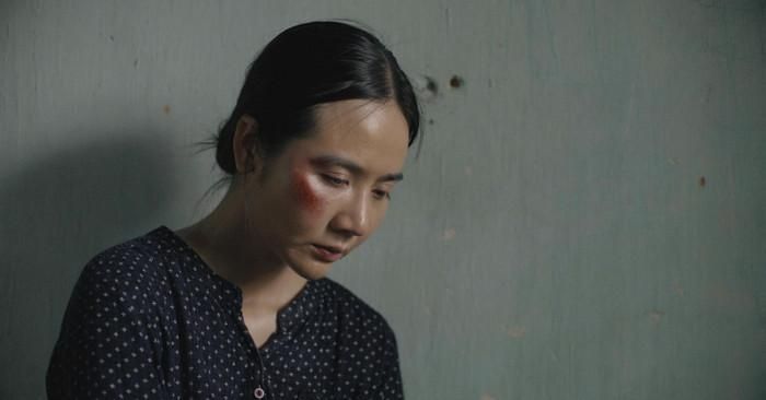 Huyền Lizzie hóa thân thành người mẹ đơn thân trên hành trình tìm mái ấm mới trong phim giờ vàng.