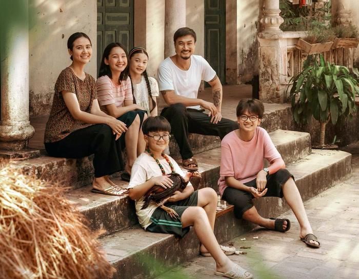 Bên cạnh câu chuyện của Hạnh và Toản, phim còn mở rộng sang thế giới của những người trẻ với tình bạn, tình cảm và những lựa chọn đầu đời.