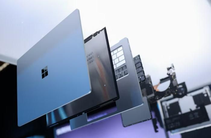 Surface Laptop Ultra được trưng bày tại sự kiện Windows & Surface của Microsoft ở San Francisco, Mỹ. Ảnh: Reuters