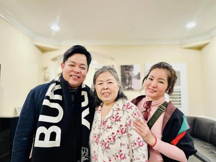 Quang Lê chụp ảnh cùng mẹ và nghệ sĩ Thúy Nga. 