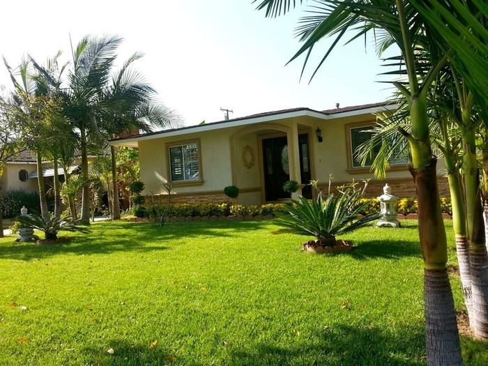  Không gian thoáng đãng tại căn nhà trong thời gian Quang Lê và mẹ sinh sống ở California.
