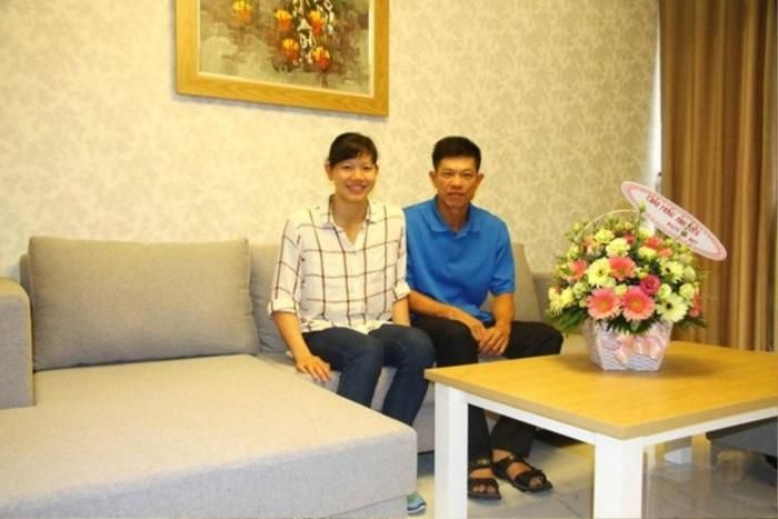 Ánh Viên chụp ảnh cùng bố trong căn hộ. 