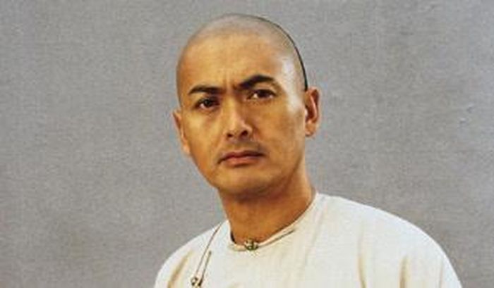 Trong Ngọa hổ tàng long, Châu Nhuận Phát thể hiện hình ảnh kiếm khách Lý Mộ Bạch điềm đạm, giàu chiều sâu nội tâm.