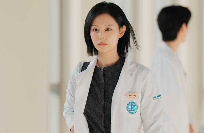 Doctor X đánh dấu lần đầu SBS khai thác thể loại y khoa noir, đồng thời tiếp nối dòng phim giàu tính giải tỏa cảm xúc và đề cao công lý của nhà đài.