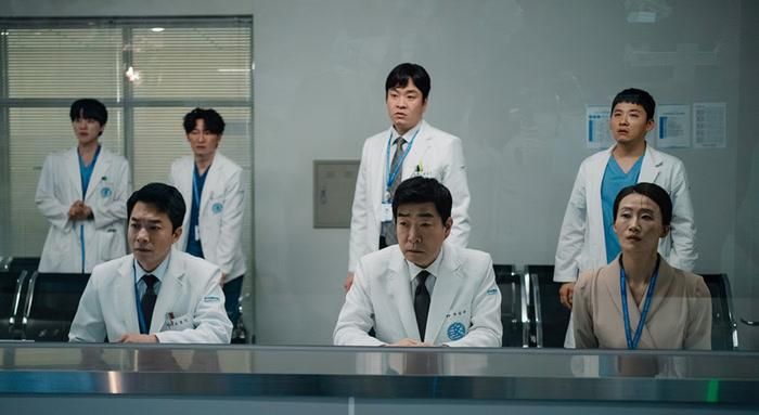 Doctor X quy tụ dàn diễn viên gồm Kim Ji Won, Lee Jung Eun, Son Hyun Joo và Kim Woo Seok.