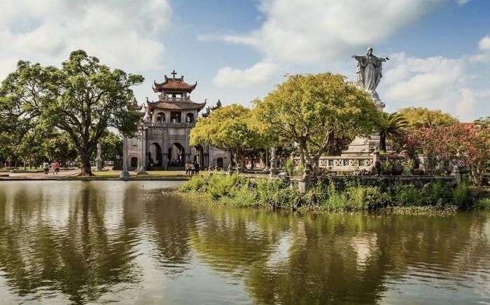 Khuôn viên xanh mát quanh nhà thờ. Ảnh: VietNamNet