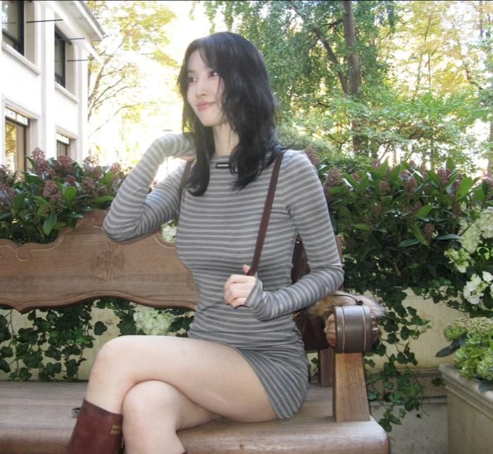 Momo lựa chọn mái tóc đen uốn sóng nhẹ, kết hợp cùng phong cách trang điểm tự nhiên.