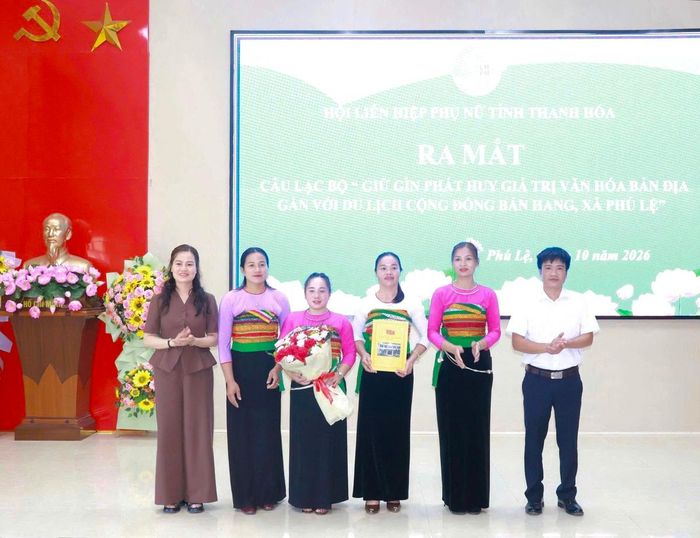 Phó Chủ tịch Hội LHPN tỉnh Thanh Hoá Bùi Thị Mai Hoan dự lễ ra mắt Câu lạc bộ "Giữ gìn phát huy giá trị văn hoá bản địa gắn với du lịch cộng đồng Bản Hang", xã Phú Lệ