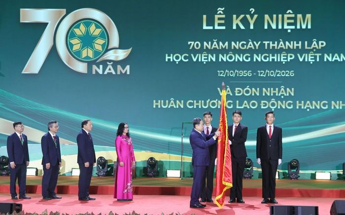 Chủ tịch Quốc hội Trần Thanh Mẫn trao Huân chương Lao động hạng Nhất cho Học viện Nông nghiệp Việt Nam.