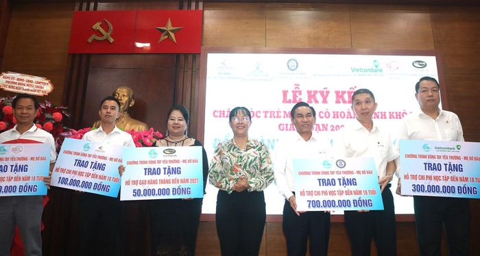Đại diện các đơn vị trao bảng tượng trưng số tiền ủng hộ chương trình "Vòng tay yêu thương – Mẹ đỡ đầu".