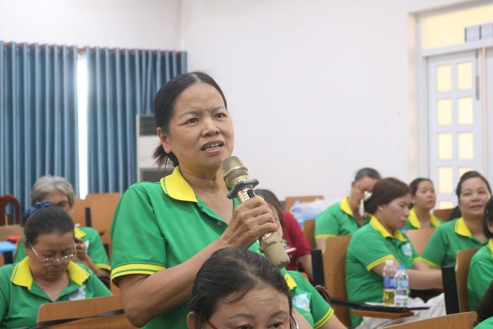 Nhiều chị em hội viên, phụ nữ phường Trung Mỹ Tây, TPHCM đặt câu hỏi về cách thức tham gia bảo hiểm y tế hộ gia đình, bảo hiểm xã hội tự nguyện. 