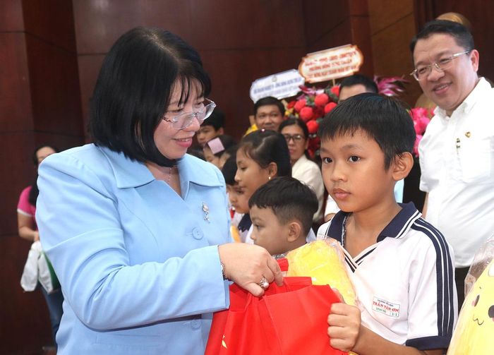 Bà Trần Thị Huyền Thanh, Bí thư Đảng ủy, Chủ tịch HĐND phường Đông Hưng Thuận trao quà cho các em tại chương trình.