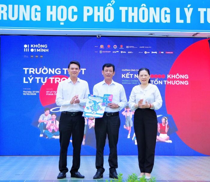Bà Lê Vinh Liên Trang, Phó Trưởng ban Tuyên giáo Tỉnh ủy, Phó Chủ nhiệm Câu lạc bộ Niềm tin số tỉnh Khánh Hòa, tặng cẩm nang chiến dịch cho nhà trường
