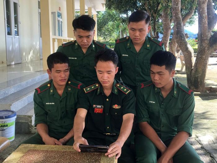 Trung uý Hạ Mí Quả, đội trưởng đội VĐQC đồn Biên phòng Bạch Đích, Ban chỉ huy BĐBP Tuyên Quang, hướng dẫn cho các chiến sĩ vào chuyển đổi số dịch công quốc gia trên thiết bị thông minh.