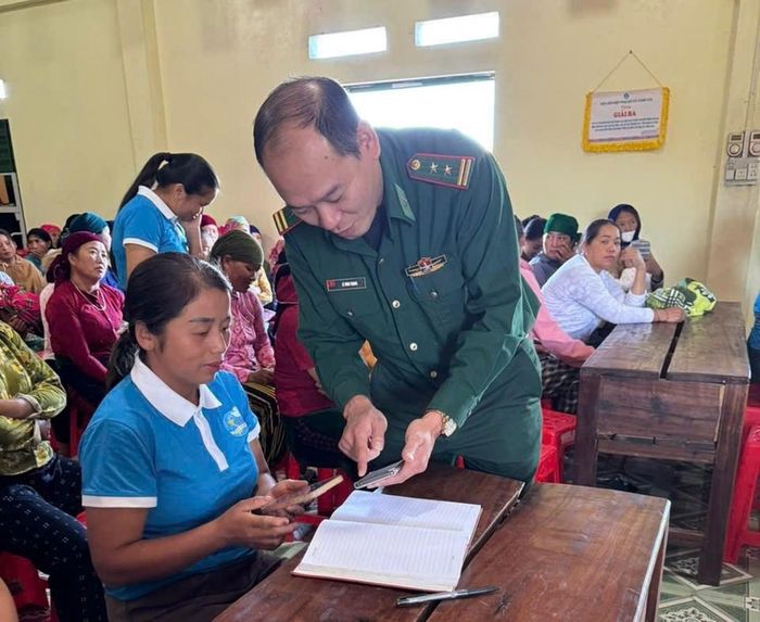 Trung tá Lê Đình Trọng, Chính trị viên Đồn Biên phòng Tùng Vài, Ban chỉ huy BĐBP Tuyên Quang, hướng dẫn hội viên phụ nữ và người dân trên địa bàn về công nghệ số.