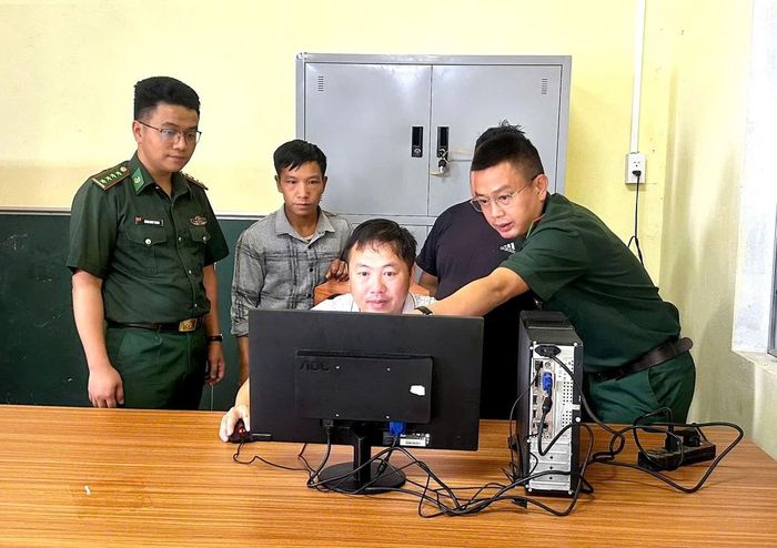 Cán bộ Đồn Biên phòng Lũng Cú hướng dẫn cho cán bộ thôn Ma Xí, xã Lũng Cú biết sử dụng các dịch vụ công quốc gia trên máy tính bàn.