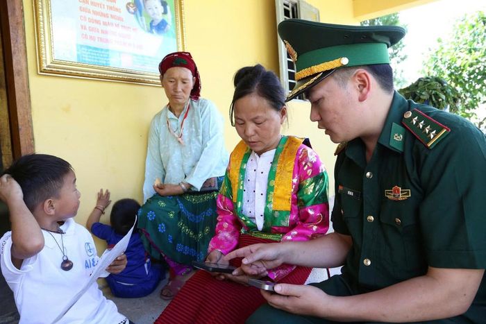 Đại uý Vừ Mí Và, Đội trưởng đội Vận động quân chúng - Đồn Biên phòng Sơn Vĩ, hướng dẫn bà con người Mông biết cách sử dụng dịch vụ trên điện thoại thông minh.