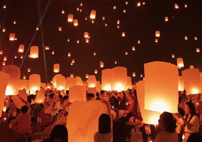  Khách du lịch thả đèn trời ở Chiang Mai, Thái Lan 