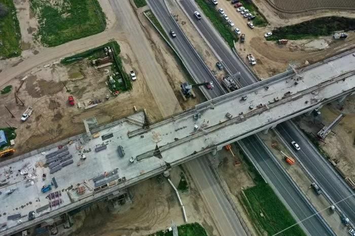 Công nhân xây dựng cầu cạn Hanford thuộc dự án đường sắt cao tốc California tại thành phố Hanford, bang California